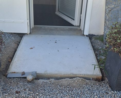 Création d'une dalle devant une porte d'entrée