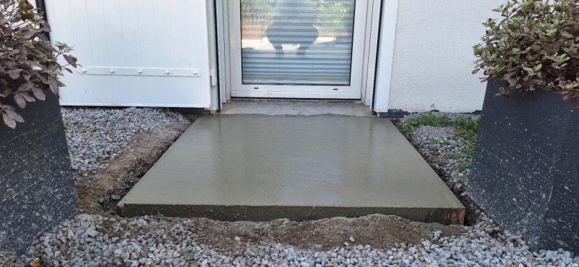 Création d'une dalle devant une porte d'entrée
